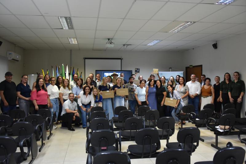 Câmara acompanha entrega de kits tecnológicos para escolas municipais de Laranjeiras do Sul